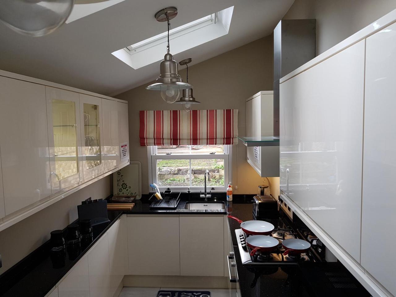 Slough Centre Townhouse With Driveway Parking For Up To Two Carsアパートメント エクステリア 写真