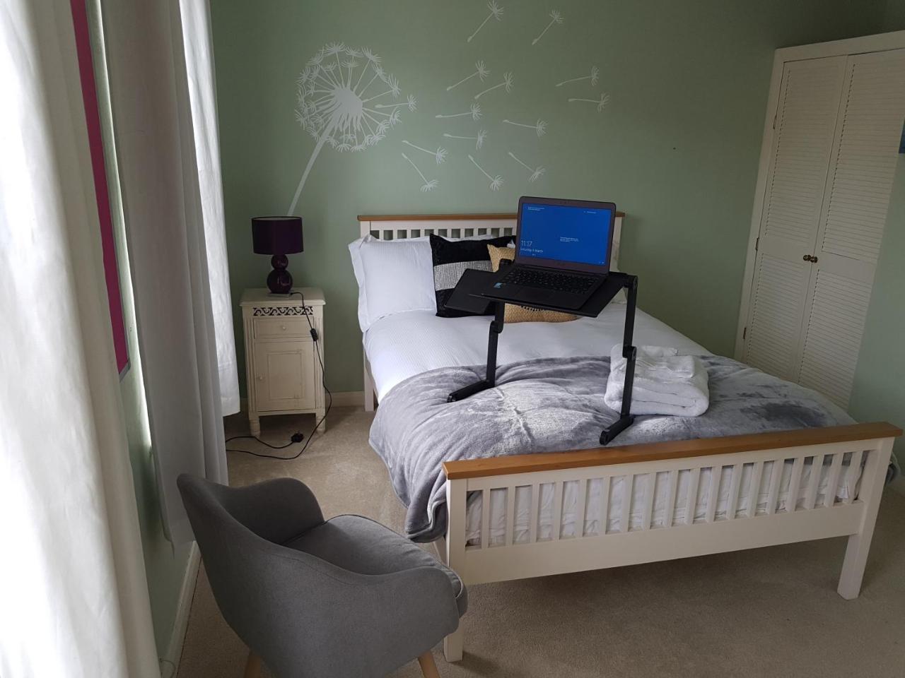 Slough Centre Townhouse With Driveway Parking For Up To Two Carsアパートメント エクステリア 写真